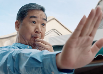 “老戏骨”张国立拍保险广告，幽默感溢出屏幕