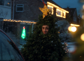 乐购Tesco圣诞节广告：父子变成了圣诞树？